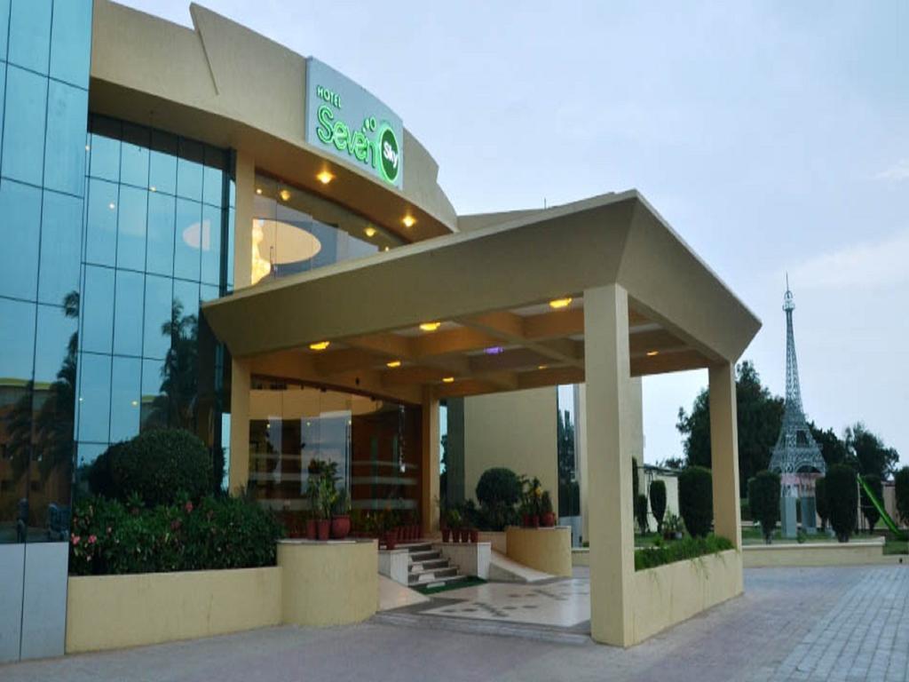 Seven Sky Clarks Exotica Hotel Bhuj Eksteriør billede